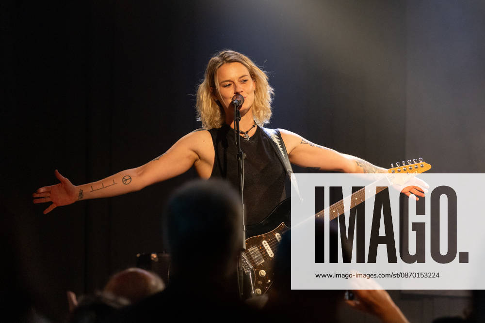 Yasi Hofer und Band in der Harmonie Bonn - 20.10.26 Die Gitarristin Yasi HOFER aus Ulm mit Band (Steffen KNAUS, Bass, und Christoph SCHERER, Schlagzeug) bei einem Konzert in der Harmonie Bonn. Sie spielen dort im Rahmen der Best Of Tour 2026. Ihr Stil reicht von rockigen Gitarrenparts bis zu Fusion. Bonn Harmonie Bonn Nordrhein-Westfalen Deutschland