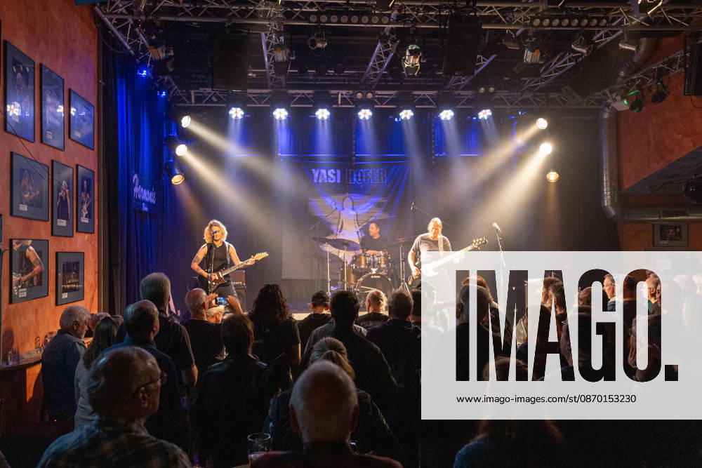Yasi Hofer und Band in der Harmonie Bonn - 20.10.26 Die Gitarristin Yasi HOFER aus Ulm mit Band (Steffen KNAUS, Bass, und Christoph SCHERER, Schlagzeug) bei einem Konzert in der Harmonie Bonn. Sie spielen dort im Rahmen der Best Of Tour 2026. Ihr Stil reicht von rockigen Gitarrenparts bis zu Fusion. Bonn Harmonie Bonn Nordrhein-Westfalen Deutschland