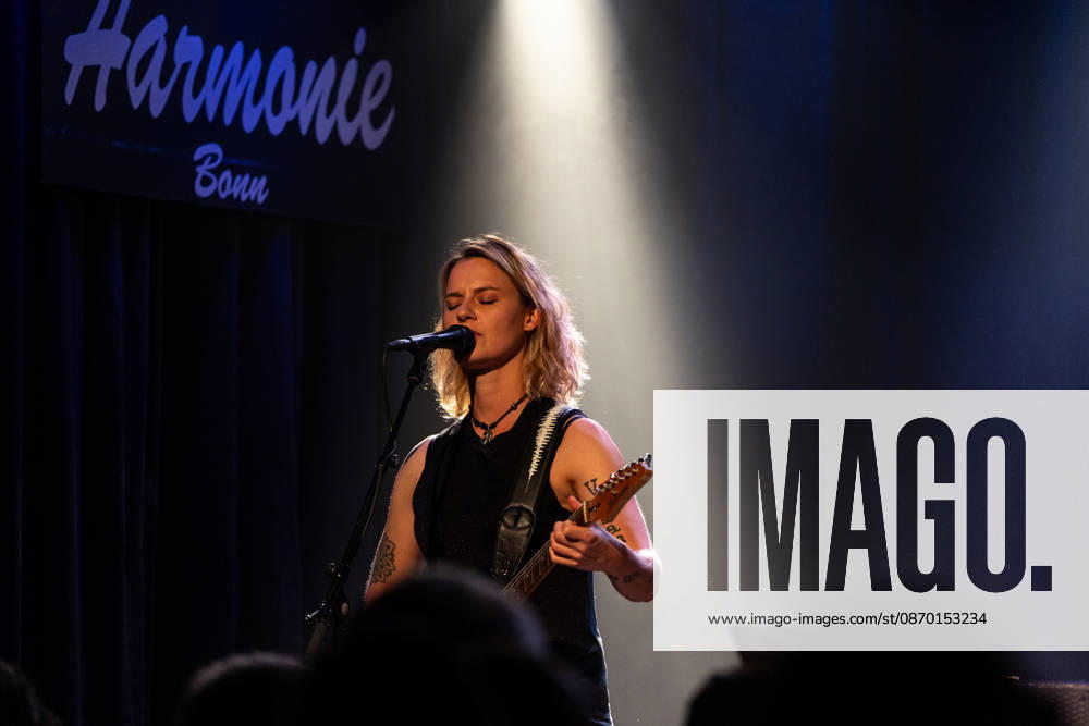 Yasi Hofer in der Harmonie Bonn - 20.10.26 Die Gitarristin Yasi HOFER aus Ulm tritt mit ihrer Band bei einem Konzert in der Harmonie Bonn auf. Sie spielt dort im Rahmen ihrer Best Of Tour 2026. Zu ihrem Stil zählen rockige Gitarrenparts bis hin zu Fusion und instrumentalen Passagen. Bonn Harmonie Bonn Nordrhein-Westfalen Deutschland