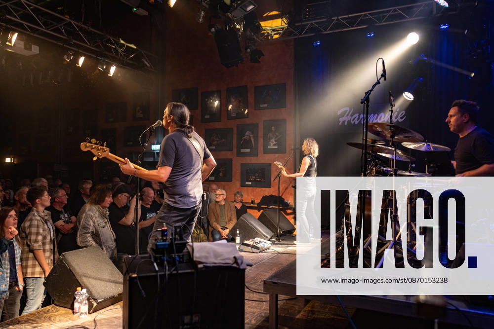 Yasi Hofer und Band in der Harmonie Bonn - 20.10.26 Die Gitarristin Yasi HOFER aus Ulm mit Band (Steffen KNAUS, Bass, und Christoph SCHERER, Schlagzeug) bei einem Konzert in der Harmonie Bonn. Sie spielen dort im Rahmen der Best Of Tour 2026. Ihr Stil reicht von rockigen Gitarrenparts bis zu Fusion. Bonn Harmonie Bonn Nordrhein-Westfalen Deutschland