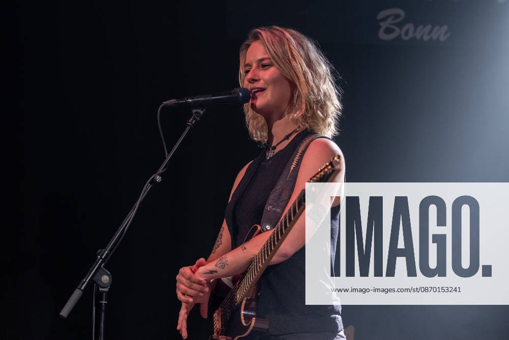 Yasi Hofer in der Harmonie Bonn - 20.10.26 Die Gitarristin Yasi HOFER aus Ulm tritt mit ihrer Band bei einem Konzert in der Harmonie Bonn auf. Sie spielt dort im Rahmen ihrer Best Of Tour 2026. Zu ihrem Stil zählen rockige Gitarrenparts bis hin zu Fusion und instrumentalen Passagen. Bonn Harmonie Bonn Nordrhein-Westfalen Deutschland