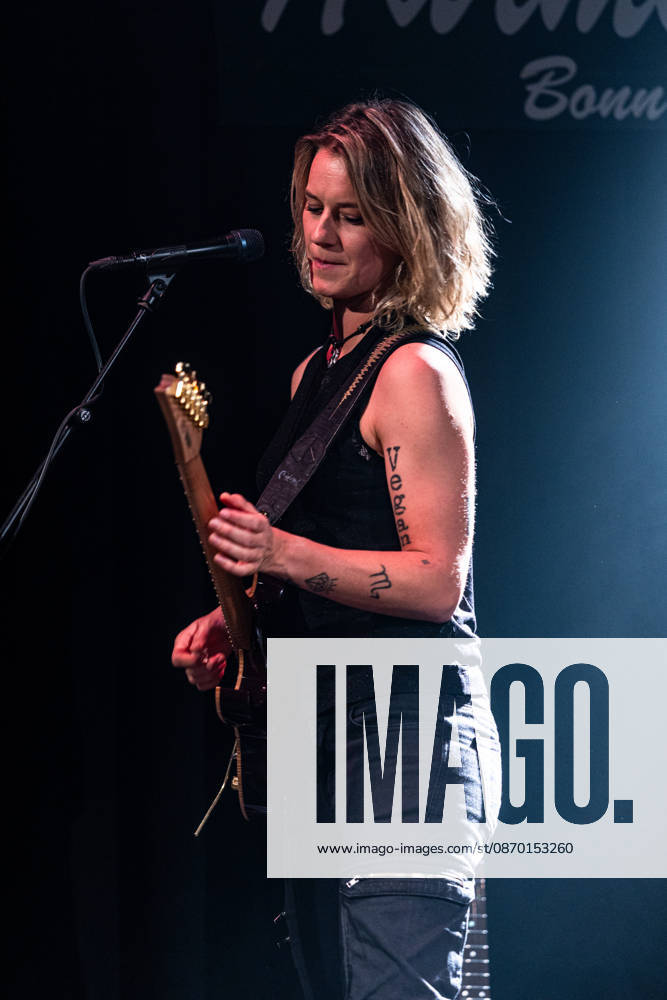 Yasi Hofer in der Harmonie Bonn - 20.10.26 Die Gitarristin Yasi HOFER aus Ulm tritt mit ihrer Band bei einem Konzert in der Harmonie Bonn auf. Sie spielt dort im Rahmen ihrer Best Of Tour 2026. Zu ihrem Stil zählen rockige Gitarrenparts bis hin zu Fusion und instrumentalen Passagen. Bonn Harmonie Bonn Nordrhein-Westfalen Deutschland