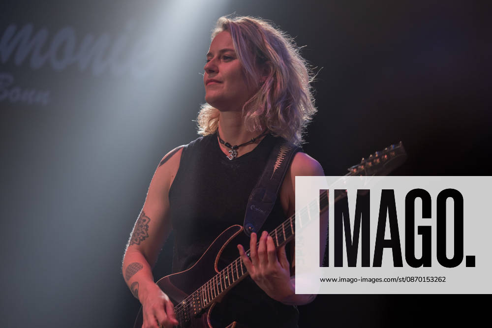 Yasi Hofer in der Harmonie Bonn - 20.10.26 Die Gitarristin Yasi HOFER aus Ulm tritt mit ihrer Band bei einem Konzert in der Harmonie Bonn auf. Sie spielt dort im Rahmen ihrer Best Of Tour 2026. Zu ihrem Stil zählen rockige Gitarrenparts bis hin zu Fusion und instrumentalen Passagen. Bonn Harmonie Bonn Nordrhein-Westfalen Deutschland