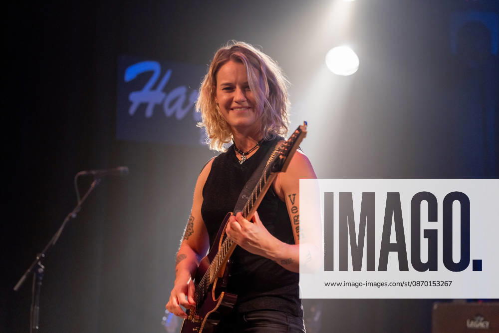 Yasi Hofer in der Harmonie Bonn - 20.10.26 Die Gitarristin Yasi HOFER aus Ulm tritt mit ihrer Band bei einem Konzert in der Harmonie Bonn auf. Sie spielt dort im Rahmen ihrer Best Of Tour 2026. Zu ihrem Stil zählen rockige Gitarrenparts bis hin zu Fusion und instrumentalen Passagen. Bonn Harmonie Bonn Nordrhein-Westfalen Deutschland