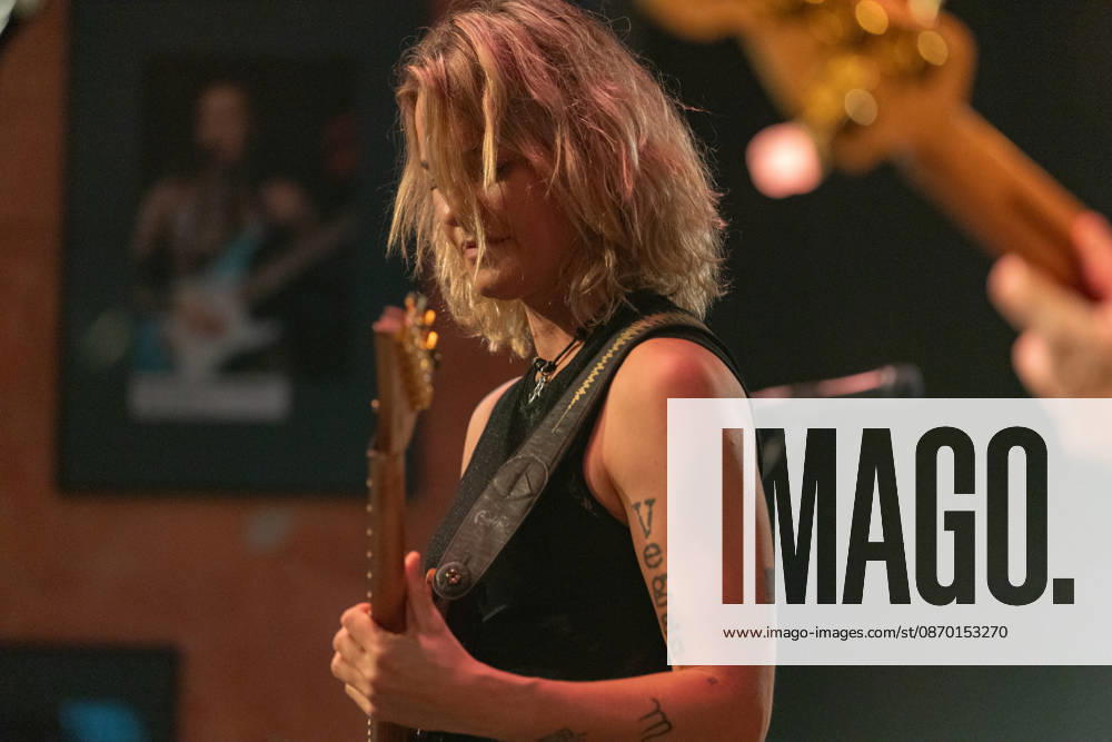 Yasi Hofer in der Harmonie Bonn - 20.10.26 Die Gitarristin Yasi HOFER aus Ulm tritt mit ihrer Band bei einem Konzert in der Harmonie Bonn auf. Sie spielt dort im Rahmen ihrer Best Of Tour 2026. Zu ihrem Stil zählen rockige Gitarrenparts bis hin zu Fusion und instrumentalen Passagen. Bonn Harmonie Bonn Nordrhein-Westfalen Deutschland