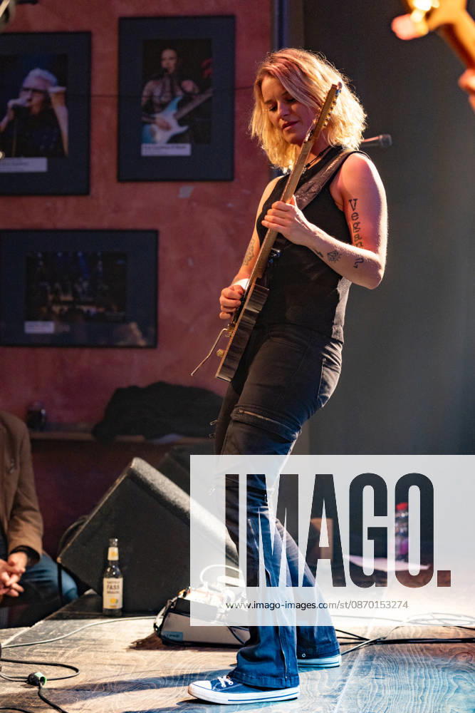 Yasi Hofer in der Harmonie Bonn - 20.10.26 Die Gitarristin Yasi HOFER aus Ulm tritt mit ihrer Band bei einem Konzert in der Harmonie Bonn auf. Sie spielt dort im Rahmen ihrer Best Of Tour 2026. Zu ihrem Stil zählen rockige Gitarrenparts bis hin zu Fusion und instrumentalen Passagen. Bonn Harmonie Bonn Nordrhein-Westfalen Deutschland
