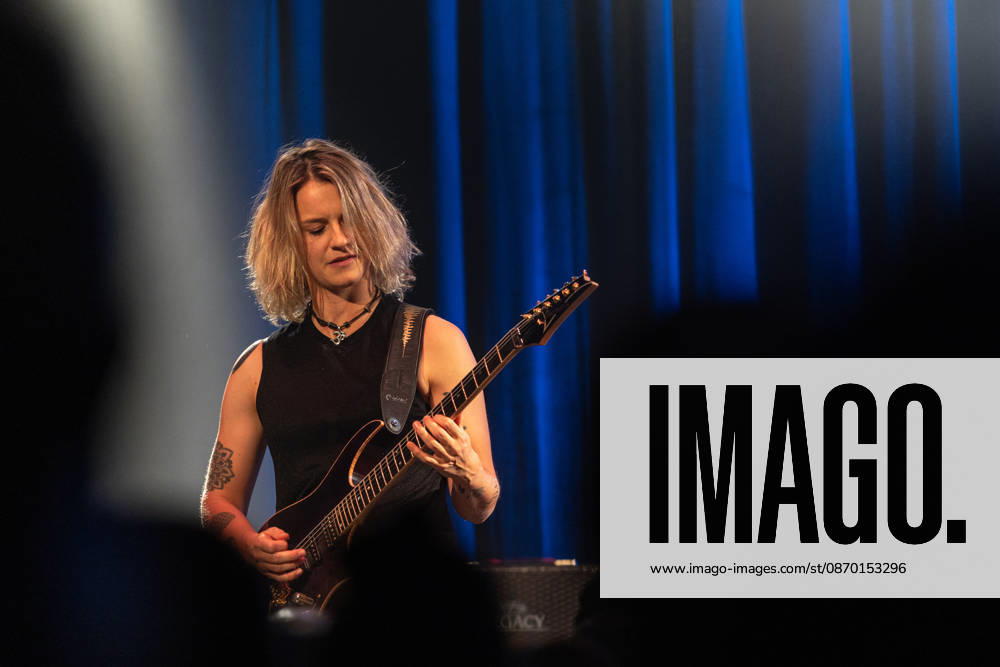 Yasi Hofer in der Harmonie Bonn - 20.10.26 Die Gitarristin Yasi HOFER aus Ulm tritt mit ihrer Band bei einem Konzert in der Harmonie Bonn auf. Sie spielt dort im Rahmen ihrer Best Of Tour 2026. Zu ihrem Stil zählen rockige Gitarrenparts bis hin zu Fusion und instrumentalen Passagen. Bonn Harmonie Bonn Nordrhein-Westfalen Deutschland