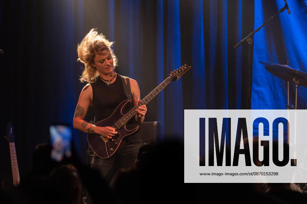 Yasi Hofer in der Harmonie Bonn - 20.10.26 Die Gitarristin Yasi HOFER aus Ulm tritt mit ihrer Band bei einem Konzert in der Harmonie Bonn auf. Sie spielt dort im Rahmen ihrer Best Of Tour 2026. Zu ihrem Stil zählen rockige Gitarrenparts bis hin zu Fusion und instrumentalen Passagen. Bonn Harmonie Bonn Nordrhein-Westfalen Deutschland