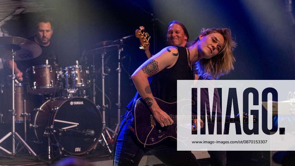 Yasi Hofer und Band in der Harmonie Bonn - 20.10.26 Die Gitarristin Yasi HOFER aus Ulm mit Band (Steffen KNAUS, Bass, und Christoph SCHERER, Schlagzeug) bei einem Konzert in der Harmonie Bonn. Sie spielen dort im Rahmen der Best Of Tour 2026. Ihr Stil reicht von rockigen Gitarrenparts bis zu Fusion. Bonn Harmonie Bonn Nordrhein-Westfalen Deutschland