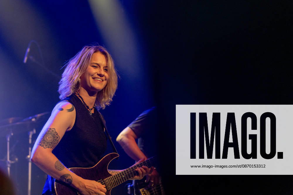 Yasi Hofer in der Harmonie Bonn - 20.10.26 Die Gitarristin Yasi HOFER aus Ulm tritt mit ihrer Band bei einem Konzert in der Harmonie Bonn auf. Sie spielt dort im Rahmen ihrer Best Of Tour 2026. Zu ihrem Stil zählen rockige Gitarrenparts bis hin zu Fusion und instrumentalen Passagen. Bonn Harmonie Bonn Nordrhein-Westfalen Deutschland