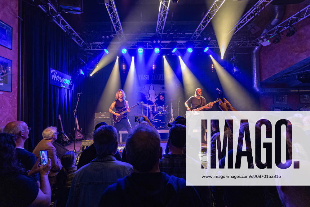 Yasi Hofer und Band in der Harmonie Bonn - 20.10.26 Die Gitarristin Yasi HOFER aus Ulm mit Band (Steffen KNAUS, Bass, und Christoph SCHERER, Schlagzeug) bei einem Konzert in der Harmonie Bonn. Sie spielen dort im Rahmen der Best Of Tour 2026. Ihr Stil reicht von rockigen Gitarrenparts bis zu Fusion. Bonn Harmonie Bonn Nordrhein-Westfalen Deutschland
