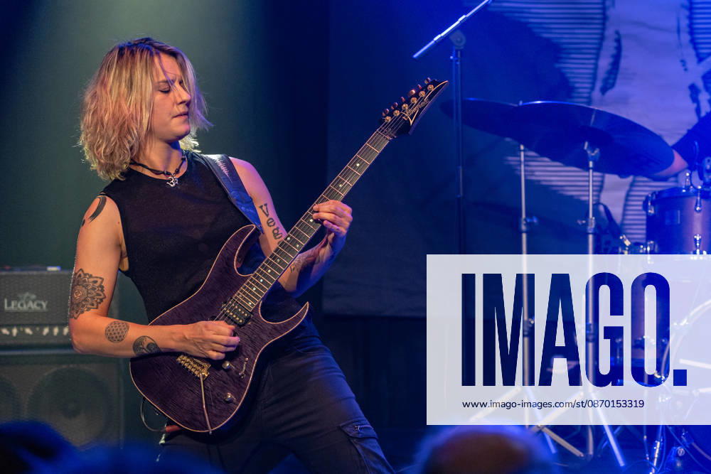 Yasi Hofer in der Harmonie Bonn - 20.10.26 Die Gitarristin Yasi HOFER aus Ulm tritt mit ihrer Band bei einem Konzert in der Harmonie Bonn auf. Sie spielt dort im Rahmen ihrer Best Of Tour 2026. Zu ihrem Stil zählen rockige Gitarrenparts bis hin zu Fusion und instrumentalen Passagen. Bonn Harmonie Bonn Nordrhein-Westfalen Deutschland