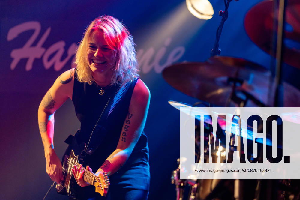Yasi Hofer in der Harmonie Bonn - 20.10.26 Die Gitarristin Yasi HOFER aus Ulm tritt mit ihrer Band bei einem Konzert in der Harmonie Bonn auf. Sie spielt dort im Rahmen ihrer Best Of Tour 2026. Zu ihrem Stil zählen rockige Gitarrenparts bis hin zu Fusion und instrumentalen Passagen. Bonn Harmonie Bonn Nordrhein-Westfalen Deutschland