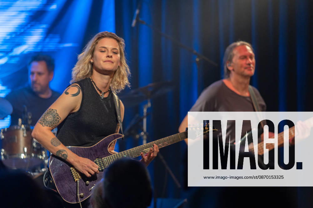 Yasi Hofer und Band in der Harmonie Bonn - 20.10.26 Die Gitarristin Yasi HOFER aus Ulm mit Band (Steffen KNAUS, Bass, und Christoph SCHERER, Schlagzeug) bei einem Konzert in der Harmonie Bonn. Sie spielen dort im Rahmen der Best Of Tour 2026. Ihr Stil reicht von rockigen Gitarrenparts bis zu Fusion. Bonn Harmonie Bonn Nordrhein-Westfalen Deutschland