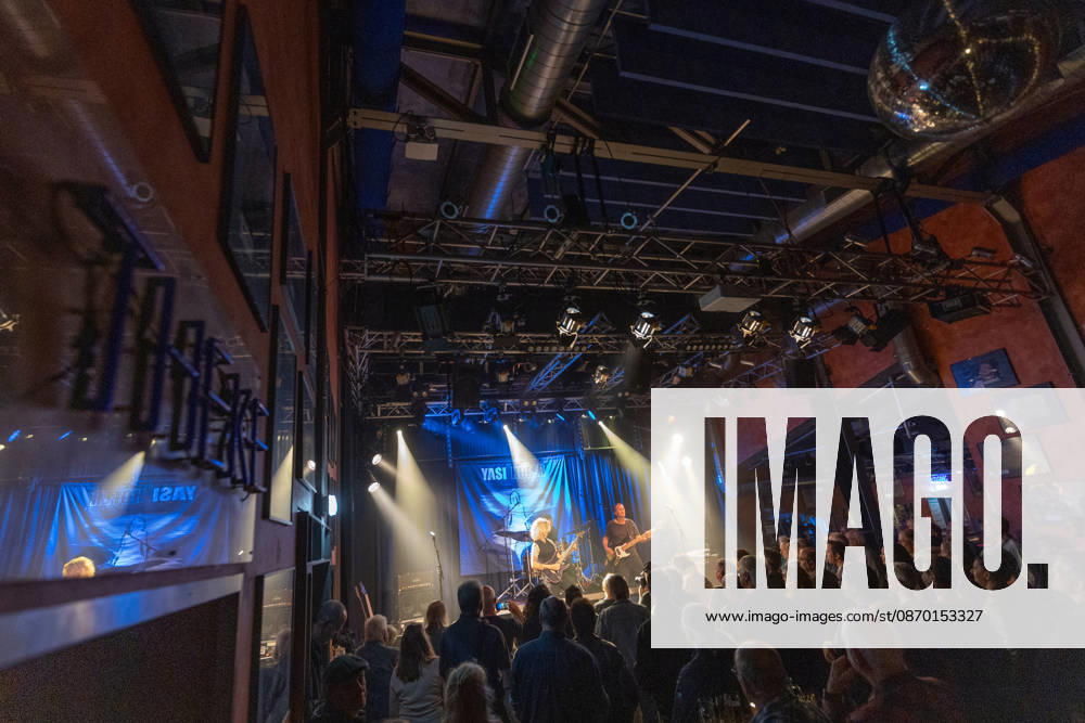 Yasi Hofer und Band in der Harmonie Bonn - 20.10.26 Die Gitarristin Yasi HOFER aus Ulm mit Band (Steffen KNAUS, Bass, und Christoph SCHERER, Schlagzeug) bei einem Konzert in der Harmonie Bonn. Sie spielen dort im Rahmen der Best Of Tour 2026. Ihr Stil reicht von rockigen Gitarrenparts bis zu Fusion. Bonn Harmonie Bonn Nordrhein-Westfalen Deutschland