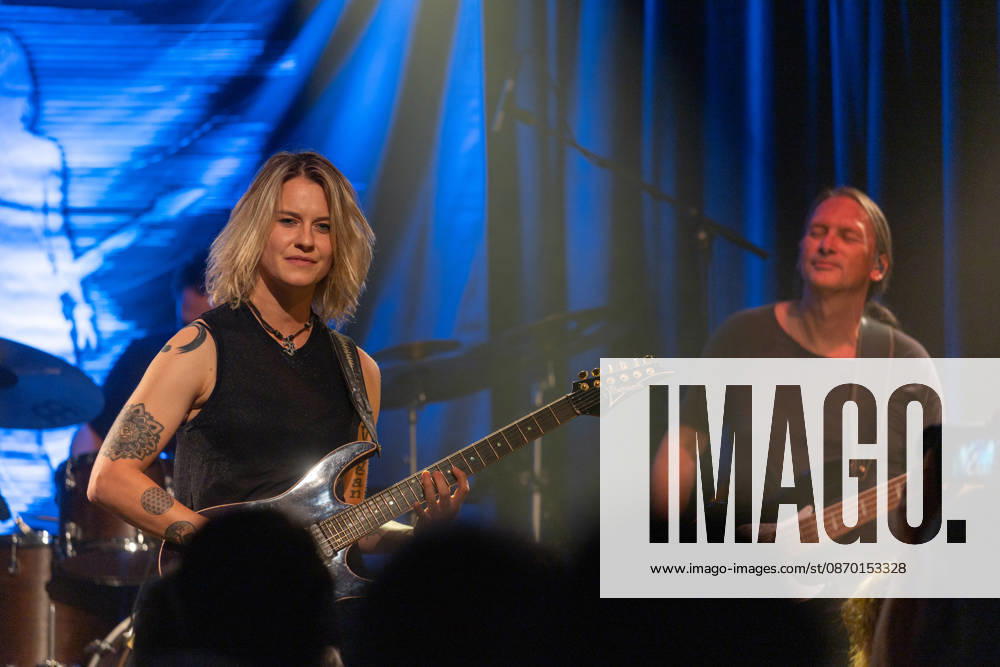 Yasi Hofer und Band in der Harmonie Bonn - 20.10.26 Die Gitarristin Yasi HOFER aus Ulm mit Band (Steffen KNAUS, Bass, und Christoph SCHERER, Schlagzeug) bei einem Konzert in der Harmonie Bonn. Sie spielen dort im Rahmen der Best Of Tour 2026. Ihr Stil reicht von rockigen Gitarrenparts bis zu Fusion. Bonn Harmonie Bonn Nordrhein-Westfalen Deutschland