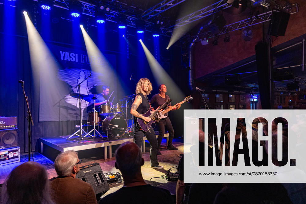 Yasi Hofer und Band in der Harmonie Bonn - 20.10.26 Die Gitarristin Yasi HOFER aus Ulm mit Band (Steffen KNAUS, Bass, und Christoph SCHERER, Schlagzeug) bei einem Konzert in der Harmonie Bonn. Sie spielen dort im Rahmen der Best Of Tour 2026. Ihr Stil reicht von rockigen Gitarrenparts bis zu Fusion. Bonn Harmonie Bonn Nordrhein-Westfalen Deutschland