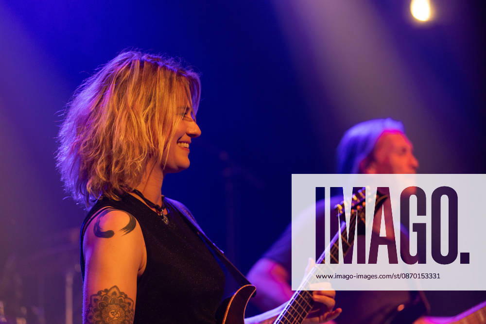 Yasi Hofer und Band in der Harmonie Bonn - 20.10.26 Die Gitarristin Yasi HOFER aus Ulm mit Band (Steffen KNAUS, Bass, und Christoph SCHERER, Schlagzeug) bei einem Konzert in der Harmonie Bonn. Sie spielen dort im Rahmen der Best Of Tour 2026. Ihr Stil reicht von rockigen Gitarrenparts bis zu Fusion. Bonn Harmonie Bonn Nordrhein-Westfalen Deutschland