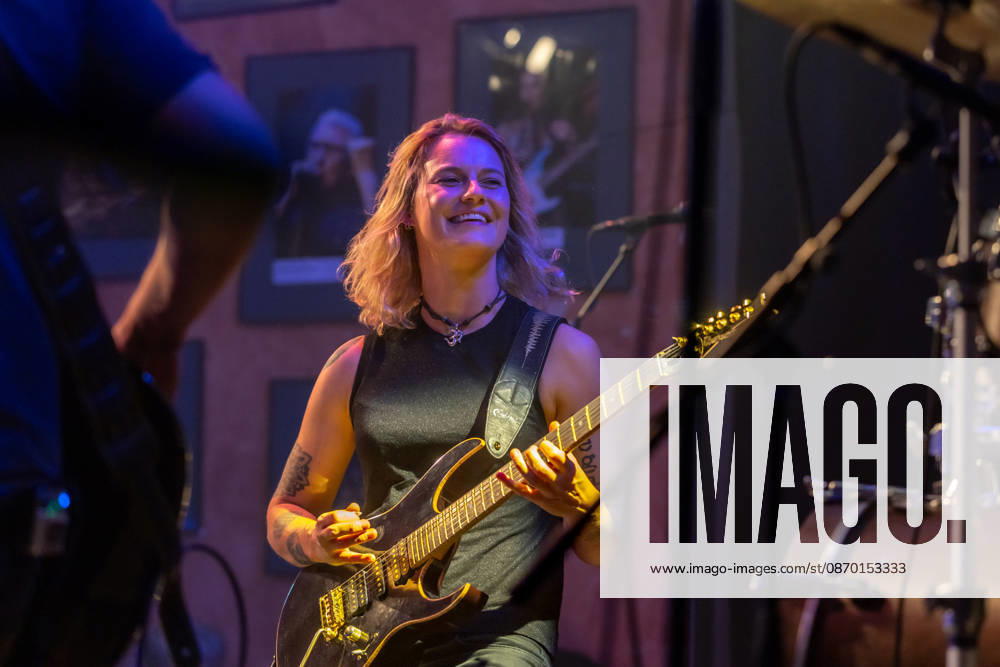 Yasi Hofer in der Harmonie Bonn - 20.10.26 Die Gitarristin Yasi HOFER aus Ulm tritt mit ihrer Band bei einem Konzert in der Harmonie Bonn auf. Sie spielt dort im Rahmen ihrer Best Of Tour 2026. Zu ihrem Stil zählen rockige Gitarrenparts bis hin zu Fusion und instrumentalen Passagen. Bonn Harmonie Bonn Nordrhein-Westfalen Deutschland