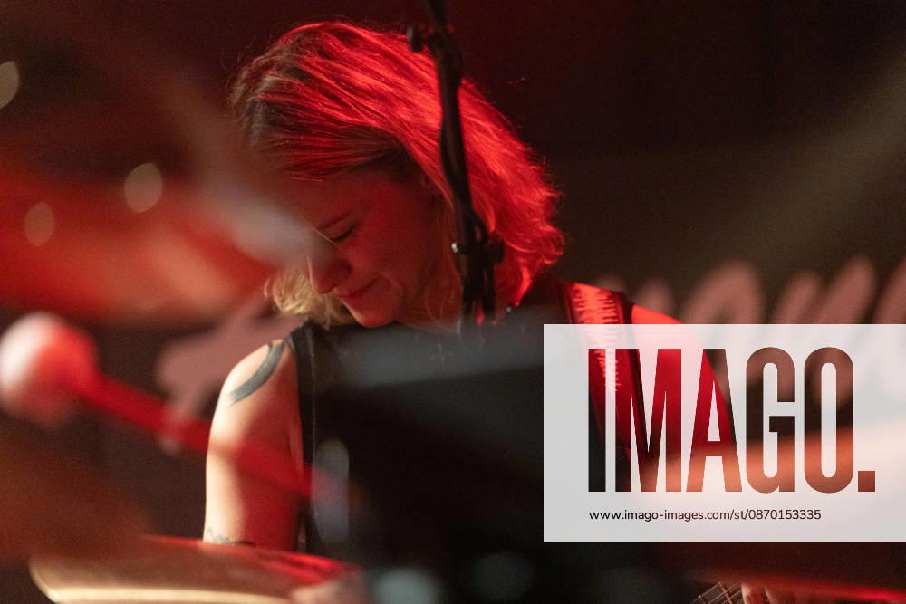 Yasi Hofer in der Harmonie Bonn - 20.10.26 Die Gitarristin Yasi HOFER aus Ulm tritt mit ihrer Band bei einem Konzert in der Harmonie Bonn auf. Sie spielt dort im Rahmen ihrer Best Of Tour 2026. Zu ihrem Stil zählen rockige Gitarrenparts bis hin zu Fusion und instrumentalen Passagen. Bonn Harmonie Bonn Nordrhein-Westfalen Deutschland