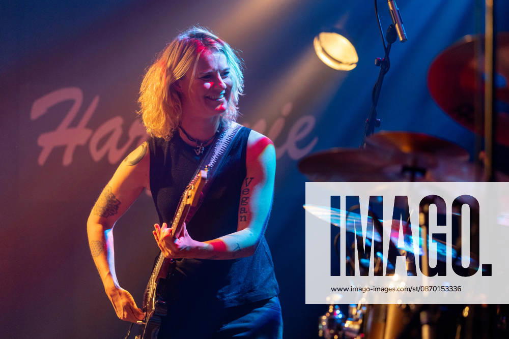 Yasi Hofer in der Harmonie Bonn - 20.10.26 Die Gitarristin Yasi HOFER aus Ulm tritt mit ihrer Band bei einem Konzert in der Harmonie Bonn auf. Sie spielt dort im Rahmen ihrer Best Of Tour 2026. Zu ihrem Stil zählen rockige Gitarrenparts bis hin zu Fusion und instrumentalen Passagen. Bonn Harmonie Bonn Nordrhein-Westfalen Deutschland