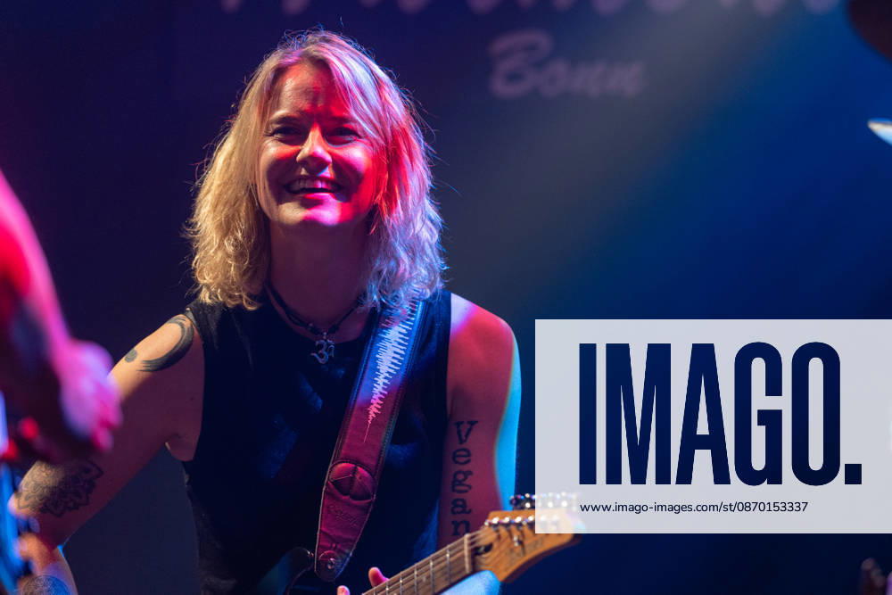 Yasi Hofer in der Harmonie Bonn - 20.10.26 Die Gitarristin Yasi HOFER aus Ulm tritt mit ihrer Band bei einem Konzert in der Harmonie Bonn auf. Sie spielt dort im Rahmen ihrer Best Of Tour 2026. Zu ihrem Stil zählen rockige Gitarrenparts bis hin zu Fusion und instrumentalen Passagen. Bonn Harmonie Bonn Nordrhein-Westfalen Deutschland