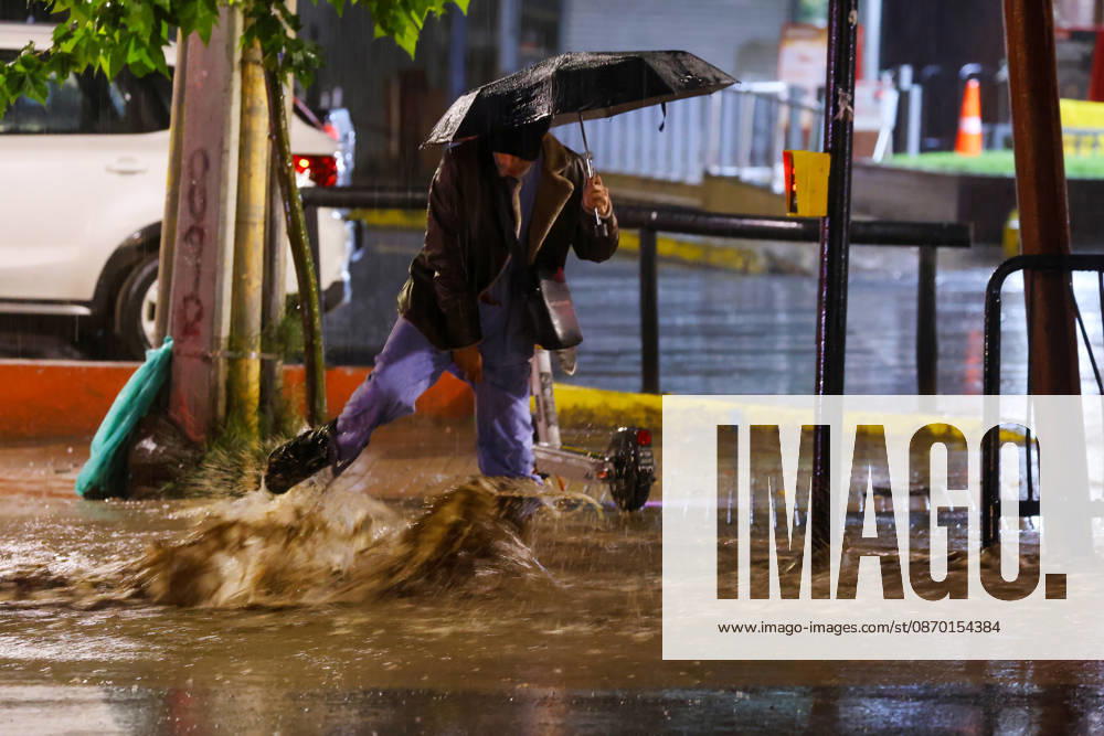 Santiago, October 20, 2026: A flooded street at the intersection of Camino el Alba and Apoquindo during the storm affecting the metropolitan region. Jonnathan Oyarzun, Aton Chile, Santiago, Chile. Aton 1201268