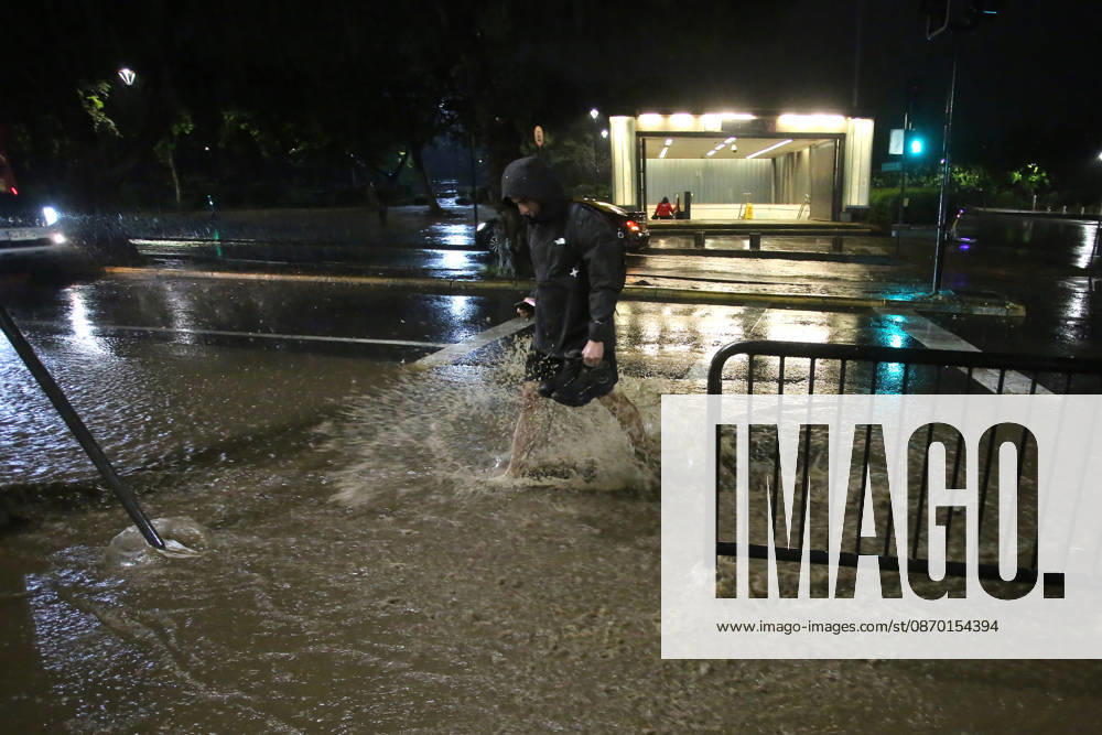 Santiago, October 20, 2026: A flooded street at the intersection of Camino el Alba and Apoquindo during the storm affecting the metropolitan region. Jonnathan Oyarzun, Aton Chile, Santiago, Chile. Aton 1201276