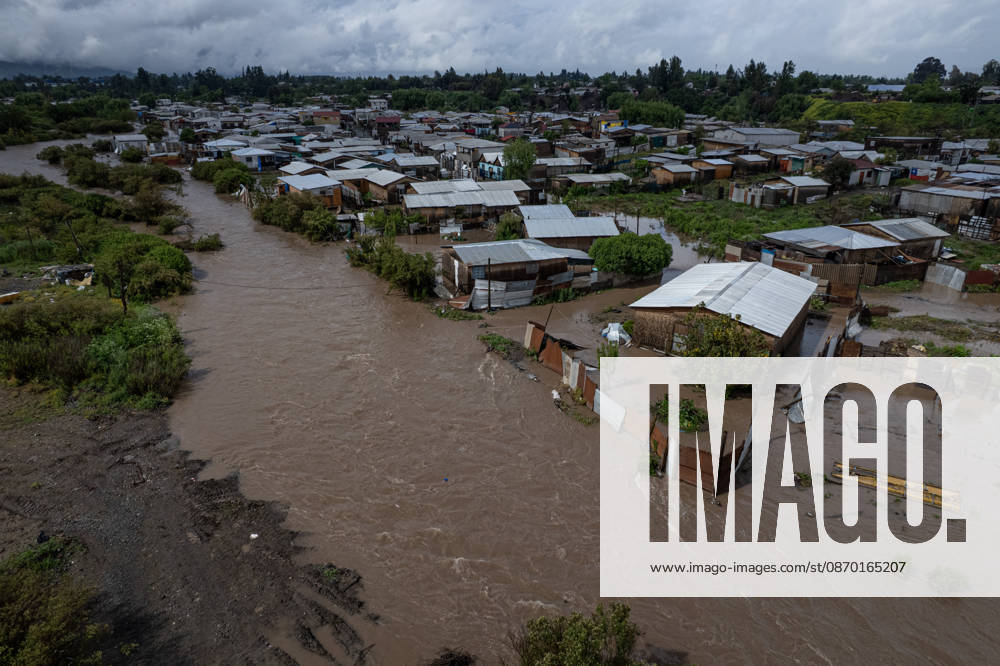 Heavy rainfall triggers red alert and emergency evacuations in Chile TALAGANTE, CHILE – OCTOBER 20: Aerial views of homes affected by the overflowing of the Mapocho River following rainfall in Talagante, on the outskirts of Santiago, Chile, on October 20, 2026. On Tuesday, Chile declared a red alert for the Metropolitan Region due to heavy rainfall, marking the wettest October in Santiago in over a century. Lucas Aguayo Araos Anadolu Talagante Chile. Editorial use only. Please get in touch for any other usage.