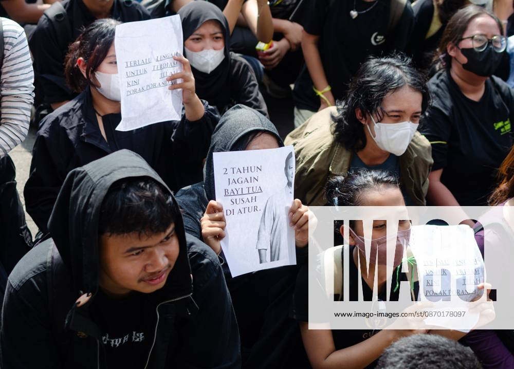 YOGYAKARTA, INDONESIA, OCTOBER 20, 2026: University students and activists hold banners and flags during a demonstration outside the Regional People s Representative Council (DPRD) building in Yogyakarta. The rally marks two years of President Prabowo Subianto and Vice President Gibran Rakabuming Rakas administration, with protesters calling for policy reforms and greater government accountability. Yogyakarta Indonesia - ZUMAq101 20261020_zna_q101_281