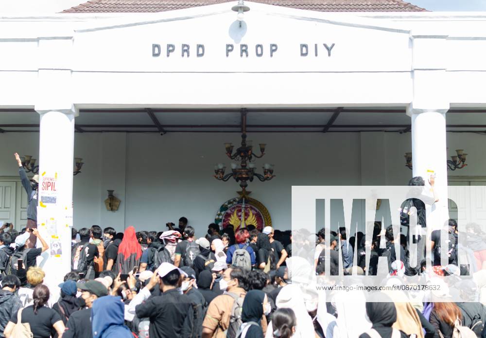 YOGYAKARTA, INDONESIA, OCTOBER 20, 2026: University students and activists hold banners and flags during a demonstration outside the Regional People s Representative Council (DPRD) building in Yogyakarta. The rally marks two years of President Prabowo Subianto and Vice President Gibran Rakabuming Rakaâ€⠢s administration, with protesters calling for policy reforms and greater government accountability. Yogyakarta Indonesia - ZUMAq101 20261020_zna_q101_292