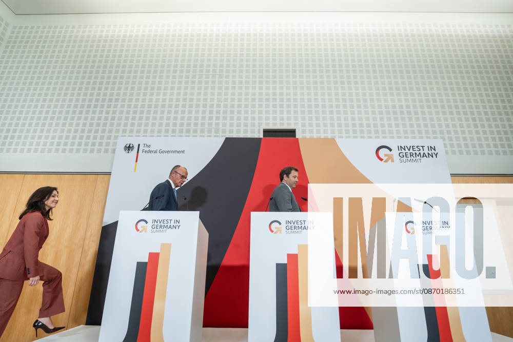 Katherina Reiche, Bundeswirtschaftsminister, Friedrich Merz, Bundeskanzler, Lars Klingbeil, Bundesfinanzminister (von links) beim Abschlussstatement;Invest in Germany Summit 2026 in der ESMT - European School of Management and Technology Berlin, Berlin Berlin Deutschland ESMT Berlin