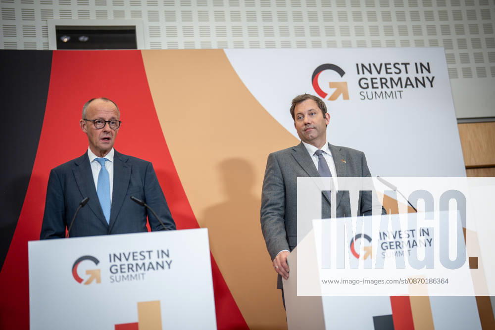 Bundeskanzler Friedrich Merz mit Bundesfinanzminister Lars Klingbeil (von links) bei seinem Abschlussstatement;Invest in Germany Summit 2026 in der ESMT - European School of Management and Technology Berlin, Berlin Berlin Deutschland ESMT Berlin