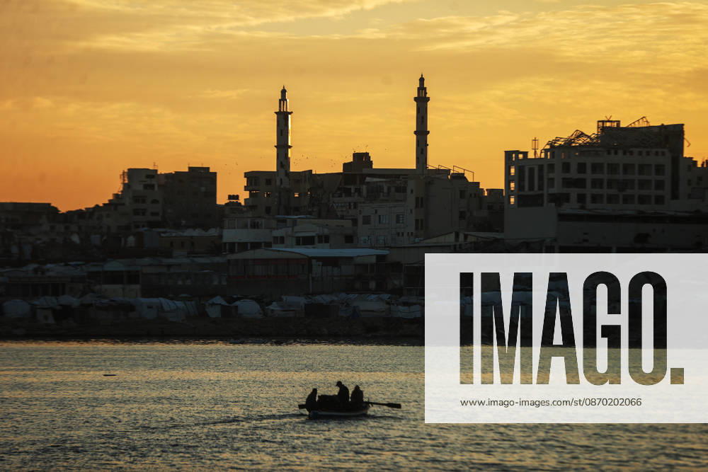 Morning shift for Palestinian fishermen GAZA, PALESTINE - OCTOBER 21: Palestinian fishermen head out to sea early in the morning despite the risk of Israeli fire and sell their catch at the port of Gaza, amid a deepening humanitarian crisis and economic collapse under Israel s long-running blockade of the Gaza Strip, in Gaza, Palestine on October 21, 2026. Ali Jadallah Anadolu Gaza Gaza. Editorial use only. Please get in touch for any other usage.