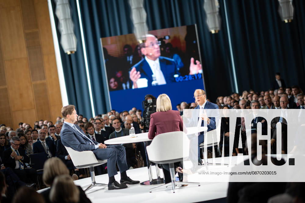 Larry Fink - Laurence Douglas Fink , CEO von BlackRock, diskutiert auf dem Berlin Global Dialog im früheren Staatsratsgebäude der DDR, im Gespräch mit Ola Källenius, CEO Mercedes-Benz Group AG (links im Bild);Berlin Global Dialogue 2026 BGD 2026 Motto Advancing Alliances for a New Era, Berlin Berlin Deutschland ESMT