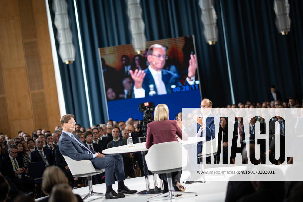 Larry Fink - Laurence Douglas Fink , CEO von BlackRock, diskutiert auf dem Berlin Global Dialog im früheren Staatsratsgebäude der DDR, im Gespräch mit Ola Källenius, CEO Mercedes-Benz Group AG (links im Bild);Berlin Global Dialogue 2026 BGD 2026 Motto Advancing Alliances for a New Era, Berlin Berlin Deutschland ESMT