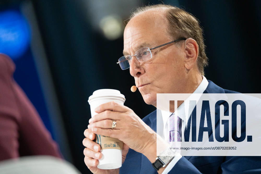 Larry Fink - Laurence Douglas Fink , CEO von BlackRock, diskutiert auf dem Berlin Global Dialog im früheren Staatsratsgebäude der DDR - Der Milliardär brachte seinen eigenen Starbuchs Coffee Pappbecher mit zum BGD und trank daraus auch auf der Bühne während seines Gesprächs;Berlin Global Dialogue 2026 BGD 2026 Motto Advancing Alliances for a New Era, Berlin Berlin Deutschland ESMT
