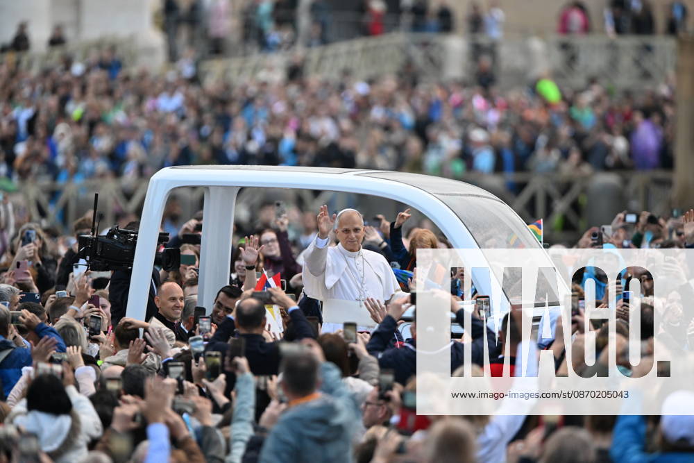 IPA89979301 - Italy, Rome, Vatican City, October 21, 2026: Pope Leo XIV during his weekly general audience in St. Peter s Square at the Vatican. Photo: Copyright Alessia Giuliani Catholipressphoto