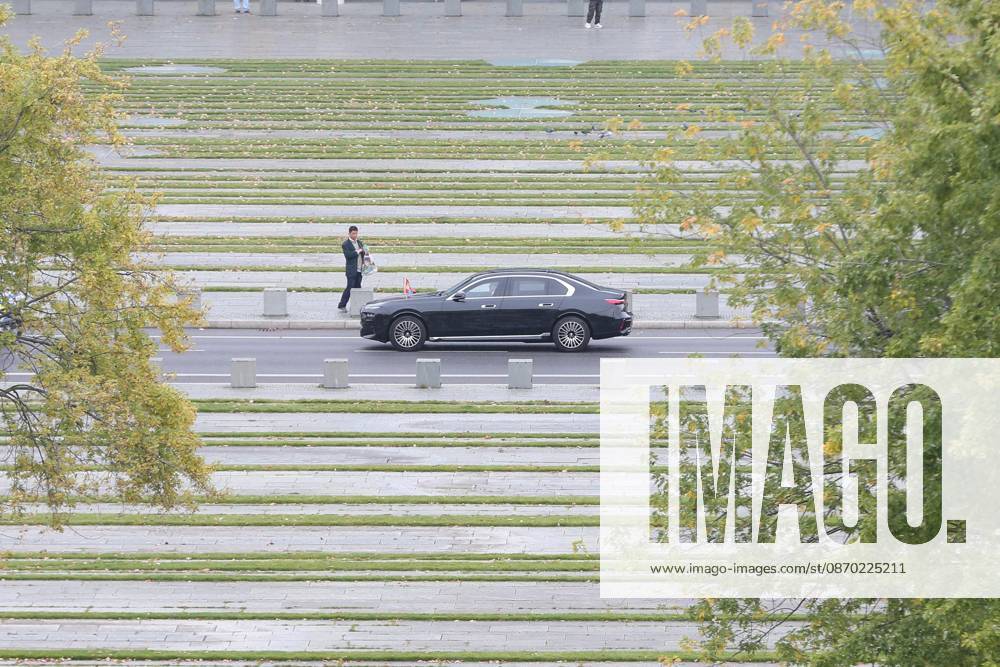 Berlin, Deutschland, 21.10.2026: Bundeskanzleramt: Empfang des Präsidenten der Mongolei: Das Auto des mongolischen Präsidenten Ukhnaa Khurelsukh vor dem Kanzleramt