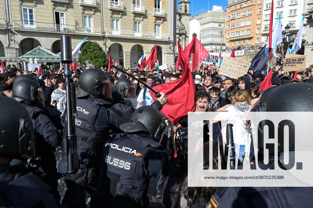 Protest Against Abascal’s Rally in A Coruna: Police Charge During a Rally Against the Visit of Vox President Santiago Abascal on October 21, 2026, in A Coruna, Galicia, Spain. Several people gathered, organized by far-left movements, to boycott the Vox leader’s visit to the Galician city. OCTOBER 21, 2026 M A Coruna, Galicia A Coruna, Galicia, Spain