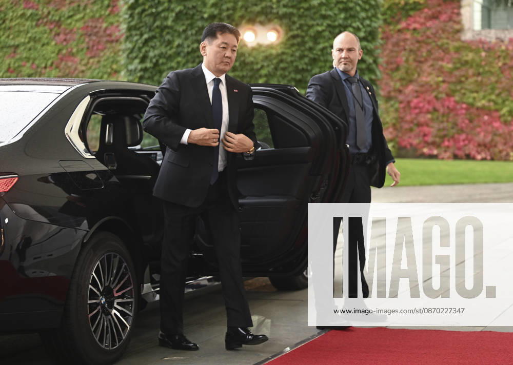 Friedrich Merz - Ukhnaagiin Khurelsukh meeting in Berlin BERLIN, GERMANY - OCTOBER 21: German Federal Chancellor Friedrich Merz (not seen) welcomes Mongolian President Ukhnaagiin Khurelsukh at the entrance of the Federal Chancellery in Berlin, Germany on Wednesday, October 21, 2026. Halil Sagirkaya Anadolu Berlin Germany. Editorial use only. Please get in touch for any other usage.