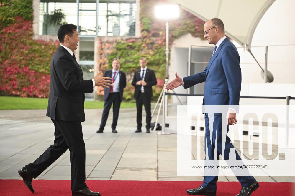 Friedrich Merz - Ukhnaagiin Khurelsukh meeting in Berlin BERLIN, GERMANY - OCTOBER 21: German Federal Chancellor Friedrich Merz welcomes Mongolian President Ukhnaagiin Khurelsukh at the entrance of the Federal Chancellery in Berlin, Germany on Wednesday, October 21, 2026. Halil Sagirkaya Anadolu Berlin Germany. Editorial use only. Please get in touch for any other usage.