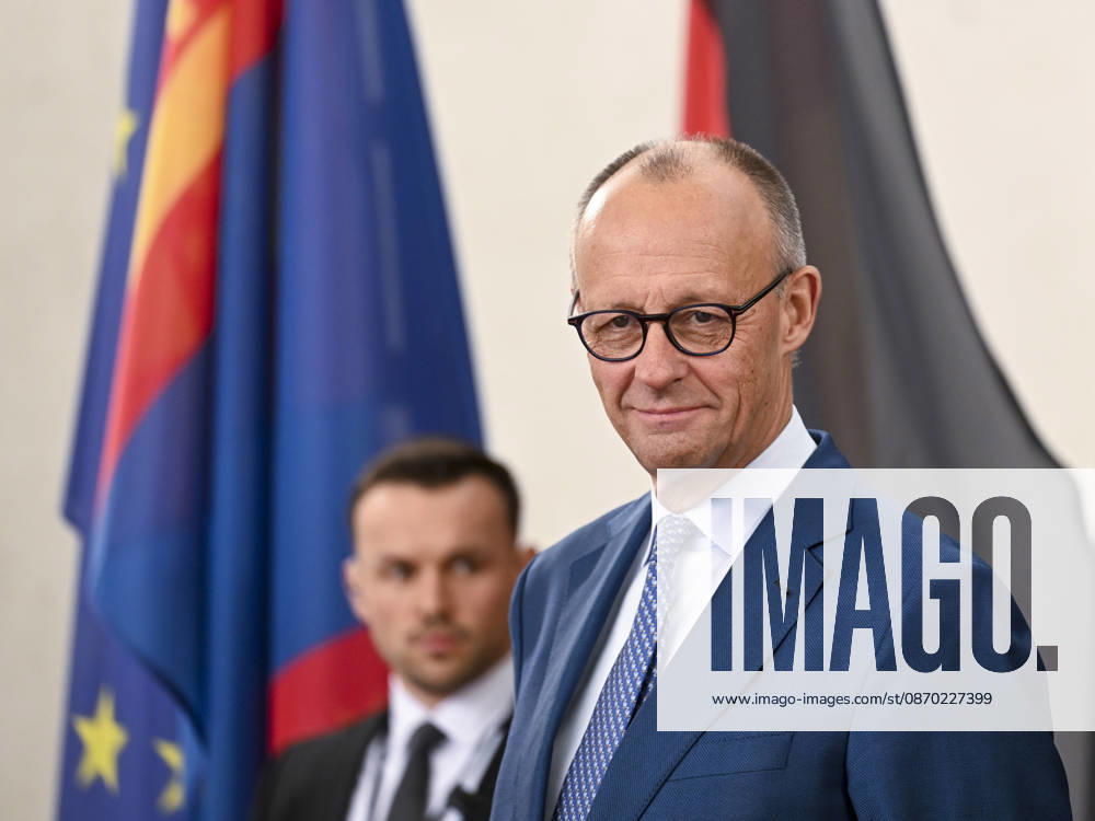 Friedrich Merz - Ukhnaagiin Khurelsukh meeting in Berlin BERLIN, GERMANY - OCTOBER 21: German Federal Chancellor Friedrich Merz welcomes Mongolian President Ukhnaagiin Khurelsukh (not seen) at the entrance of the Federal Chancellery in Berlin, Germany on Wednesday, October 21, 2026. Halil Sagirkaya Anadolu Berlin Germany. Editorial use only. Please get in touch for any other usage.