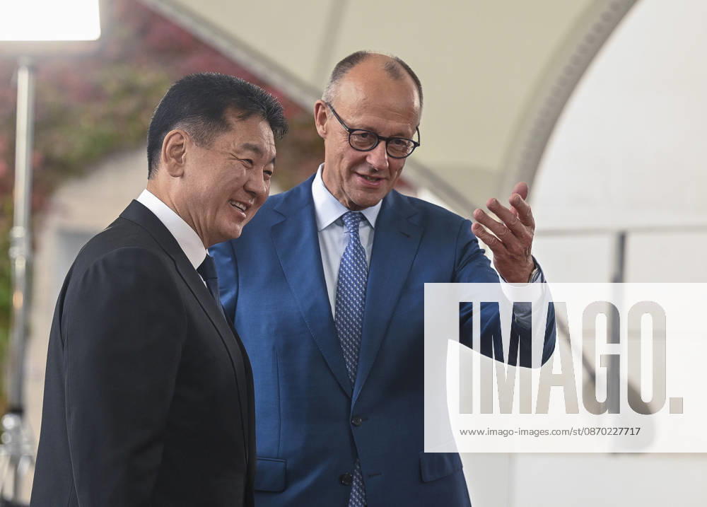 Friedrich Merz - Ukhnaagiin Khurelsukh meeting in Berlin BERLIN, GERMANY - OCTOBER 21: German Federal Chancellor Friedrich Merz welcomes Mongolian President Ukhnaagiin Khurelsukh at the entrance of the Federal Chancellery in Berlin, Germany on Wednesday, October 21, 2026. Halil Sagirkaya Anadolu Berlin Germany. Editorial use only. Please get in touch for any other usage.