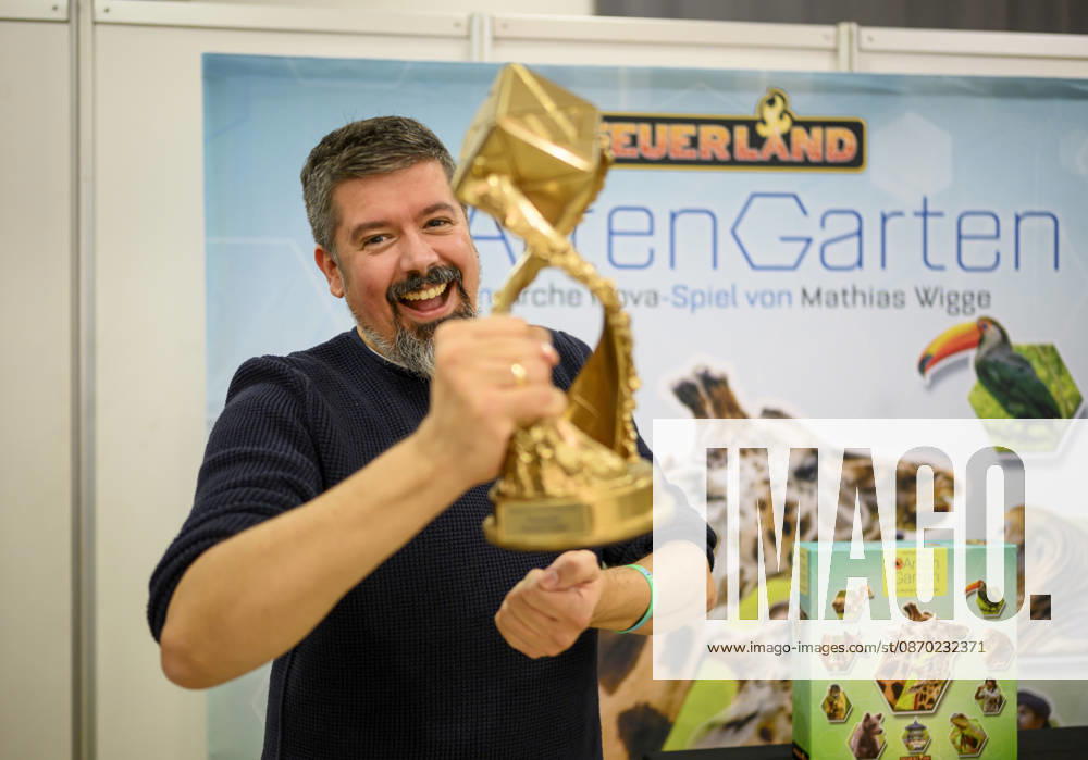 Autor Mathias Wigge, mit dem 1. Preis. Sieger Spiel, 1.Platz Artengarten (Verlag: Feuerland, Autor: Mathias Wigge) Deutscher Spiele Preis am 21.10.2026 Messe SPIEL Essen vom 22.10 - 25.10.2026 in E s s e n Deutschland. Grugahalle