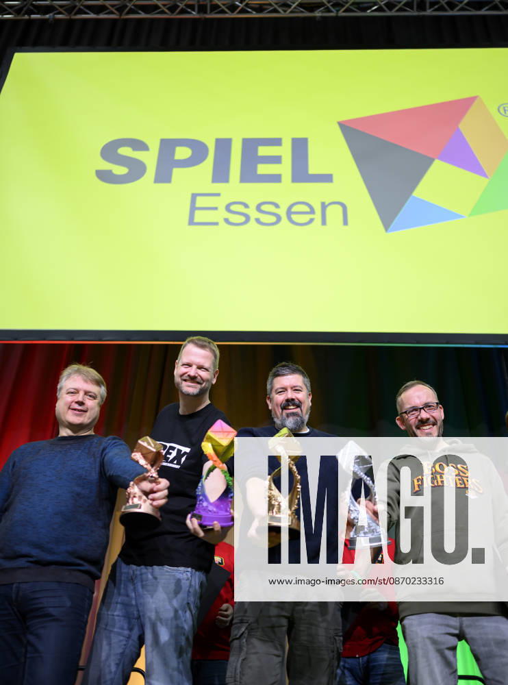 Die Sieger auf der Bühne (l-r) 3. Platz Galactic Cruise (Verlag: PD-Verlag, Autoren: T. K. King, Dennis Northcott und Koltin Thompson), Bestes Kinderspiel Toriki: Eine Insel voller Abenteuer (Verlag: Mirakulus, Autor: Wojciech Grajkowski). Autor Mathias Wigge, vom Sieger Spiel, 1.Platz Artengarten (Verlag: Feuerland, Autor: Mathias Wigge), 2. Platz Boss Fighters QR (Verlag: Pegasus Spiele, Autoren: Michael Palm und Lukas Zach). Preisverleihung Deutscher Spiele Preis, Pressekonferenz am 21.10.2026 Messe SPIEL Essen vom 22.10 - 25.10.2026 in E s s e n Deutschland. Grugahalle
