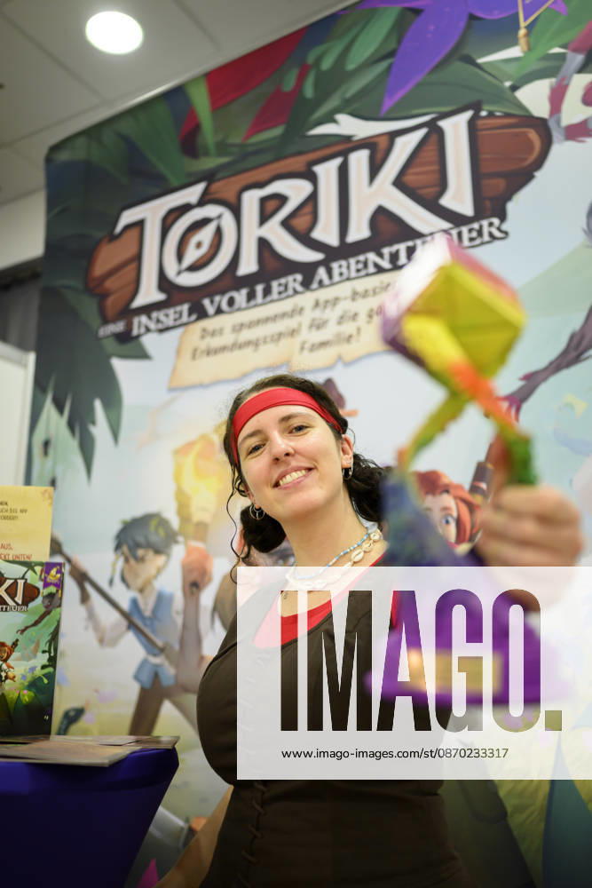 Sieger Bestes Kinderspiel Toriki: Eine Insel voller Abenteuer (Verlag: Mirakulus, Autor: Wojciech Grajkowski). Lea Taubmann vom Verlag Mirakulus zeigt den Preis, am 21.10.2026 Messe SPIEL Essen vom 22.10 - 25.10.2026 in E s s e n Deutschland. Grugahalle