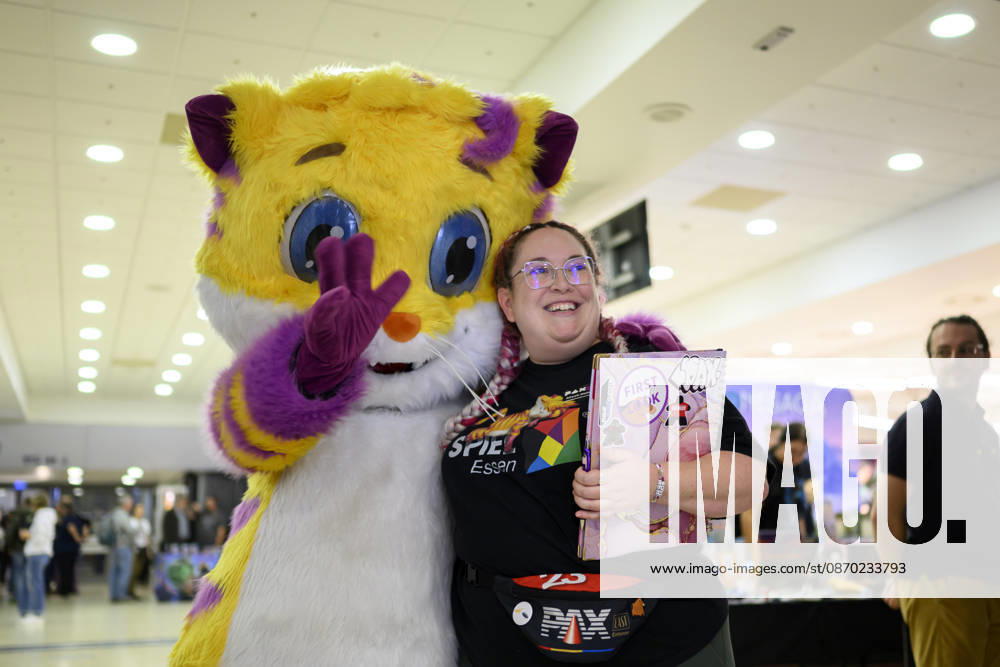 Feature, Maskottchen Kätzchen Meeps mit einer Besucherin, am 21.10.2026 Messe SPIEL Essen vom 22.10 - 25.10.2026 in E s s e n Deutschland. Grugahalle
