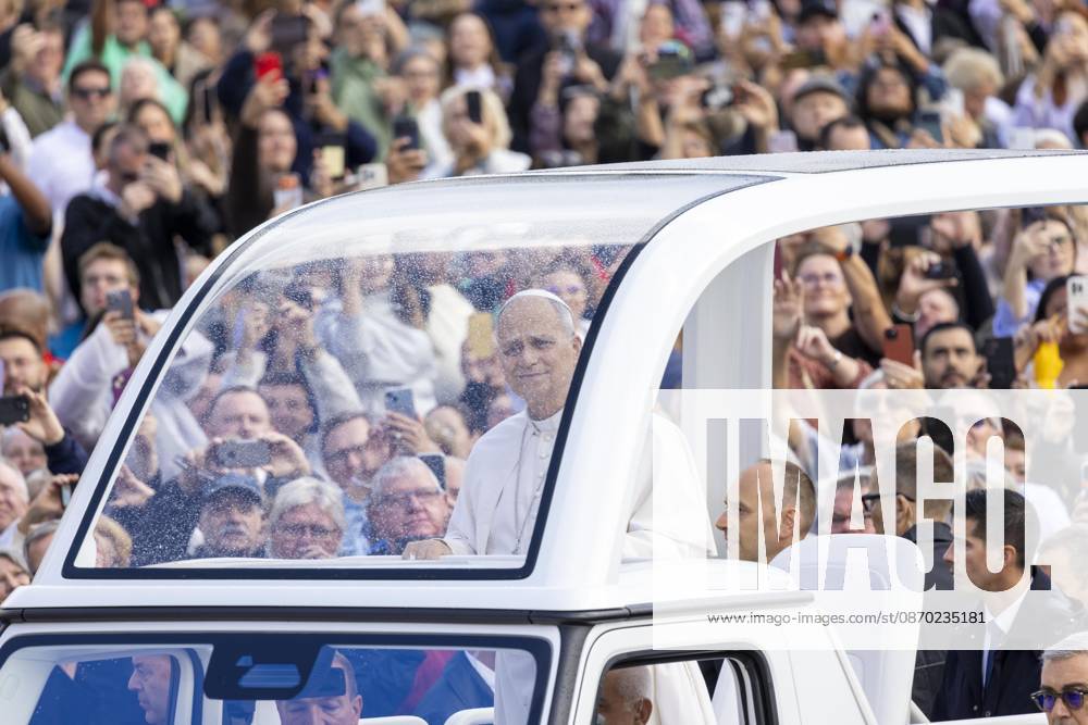 IPA89988239 - Italy, Rome, Vatican City, October 21, 2026: Pope Leo XIV during his weekly general audience in St. Peter s Square at the Vatican. Photo: Copyright Claudio Asquini Catholipressphoto