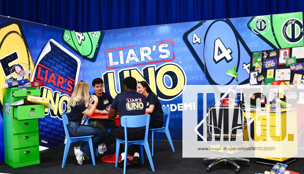 Spiel 26 Messe in Essen - Mattel stellt Neuheit UNO LIAR S Kartenspiel vor Essen Grugahalle Messe NRW Deutschland